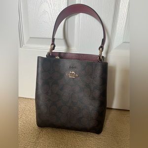 BNWOT Coach Town Bucket Bag in signature print